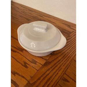 Pampered Chef Two tone stoneware 3 cup covered baker